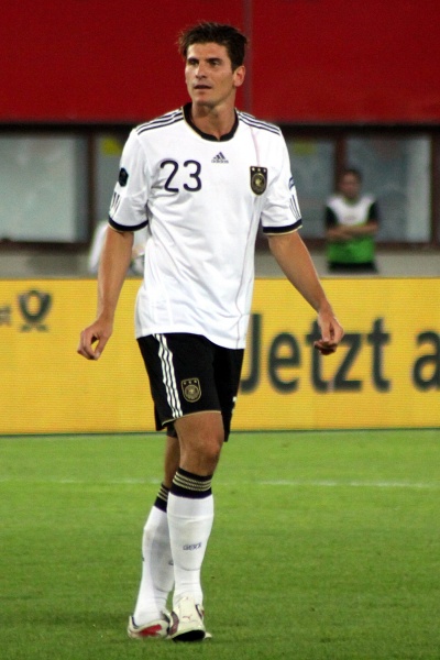 Datei:Mario Gómez, Germany national football team (03).jpg
